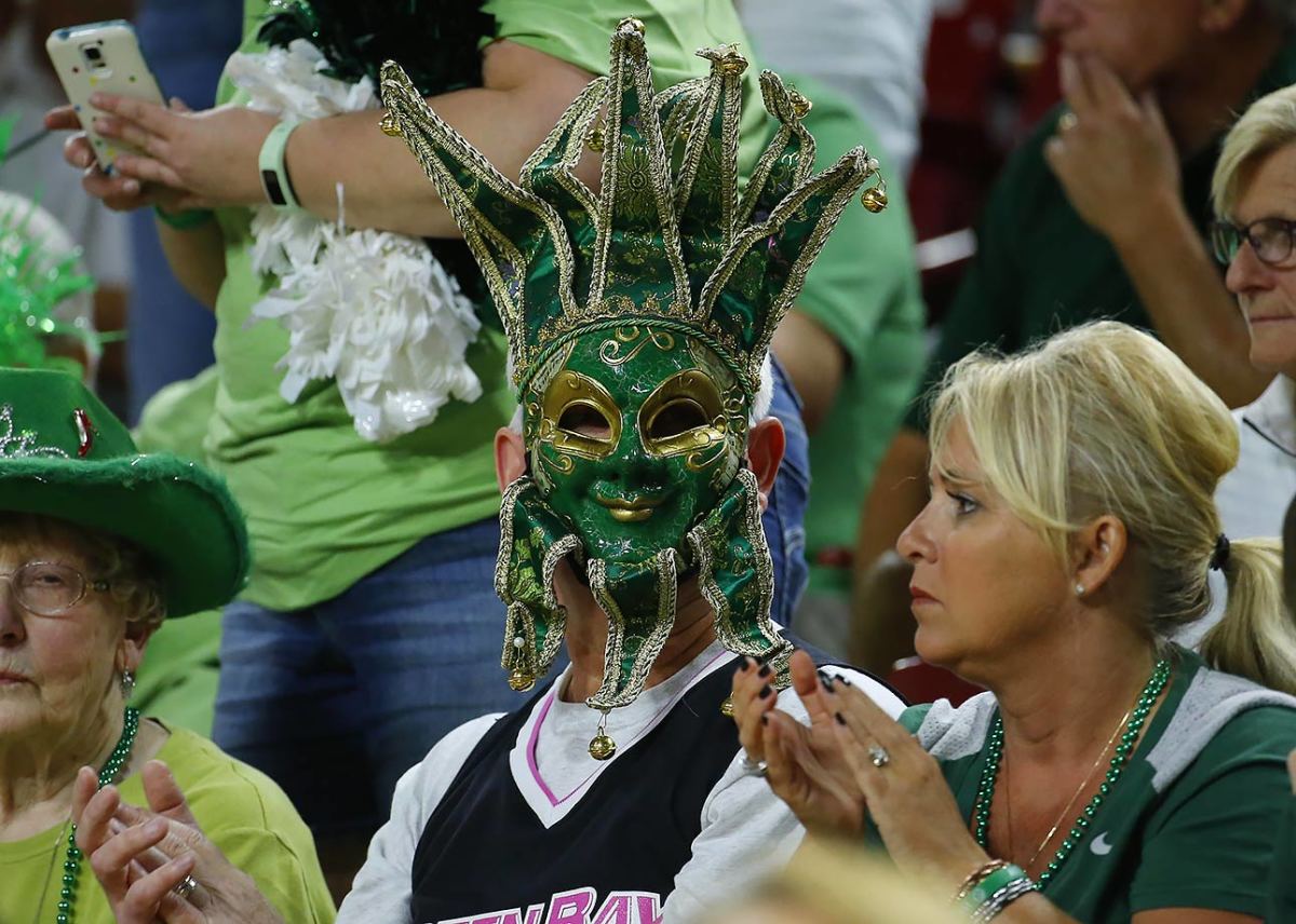 2016-0318-Women's-Green-Bay-Phoenix-fans.jpg