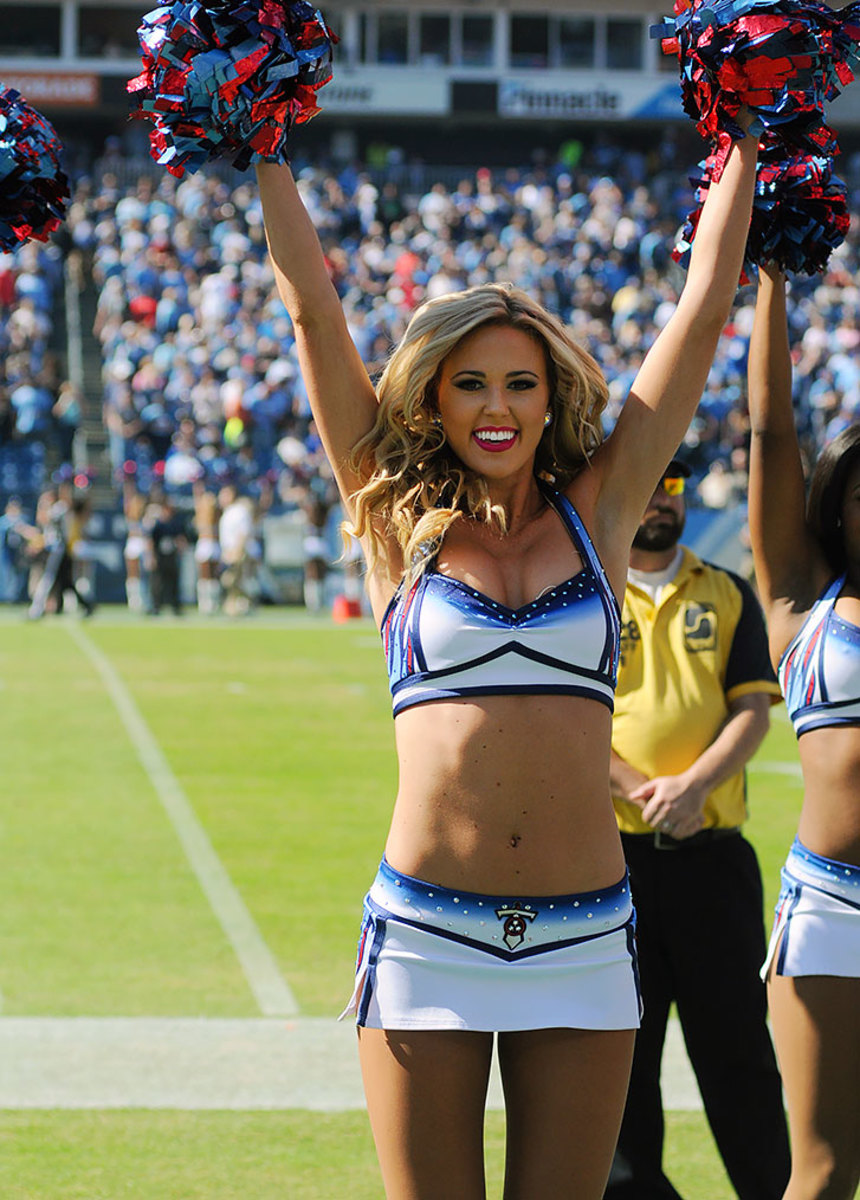 Tennessee-Titans-cheerleaders-ccr161023045_Colts_at_Titans.jpg