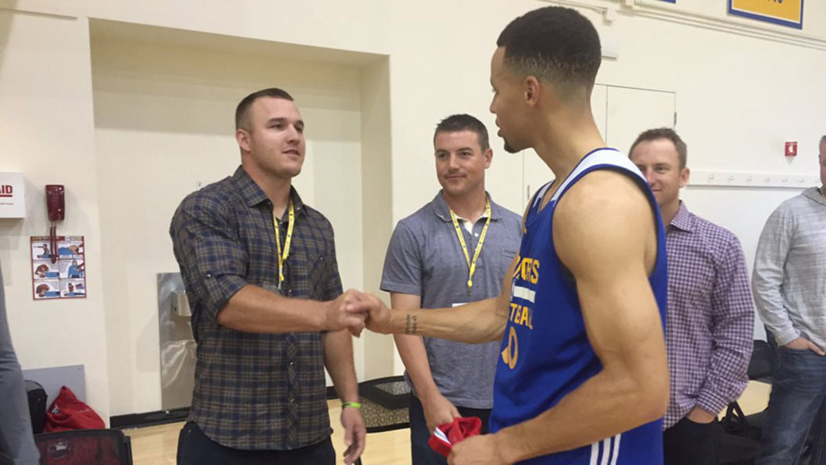 Watch: Mike Trout meets Steph Curry, shoots at Warriors practice