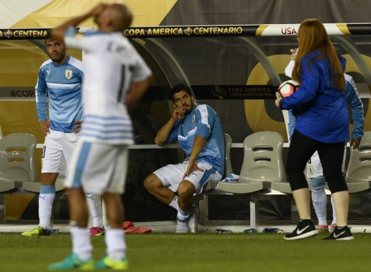 luis-suarez-uruguay-tantrum.jpg