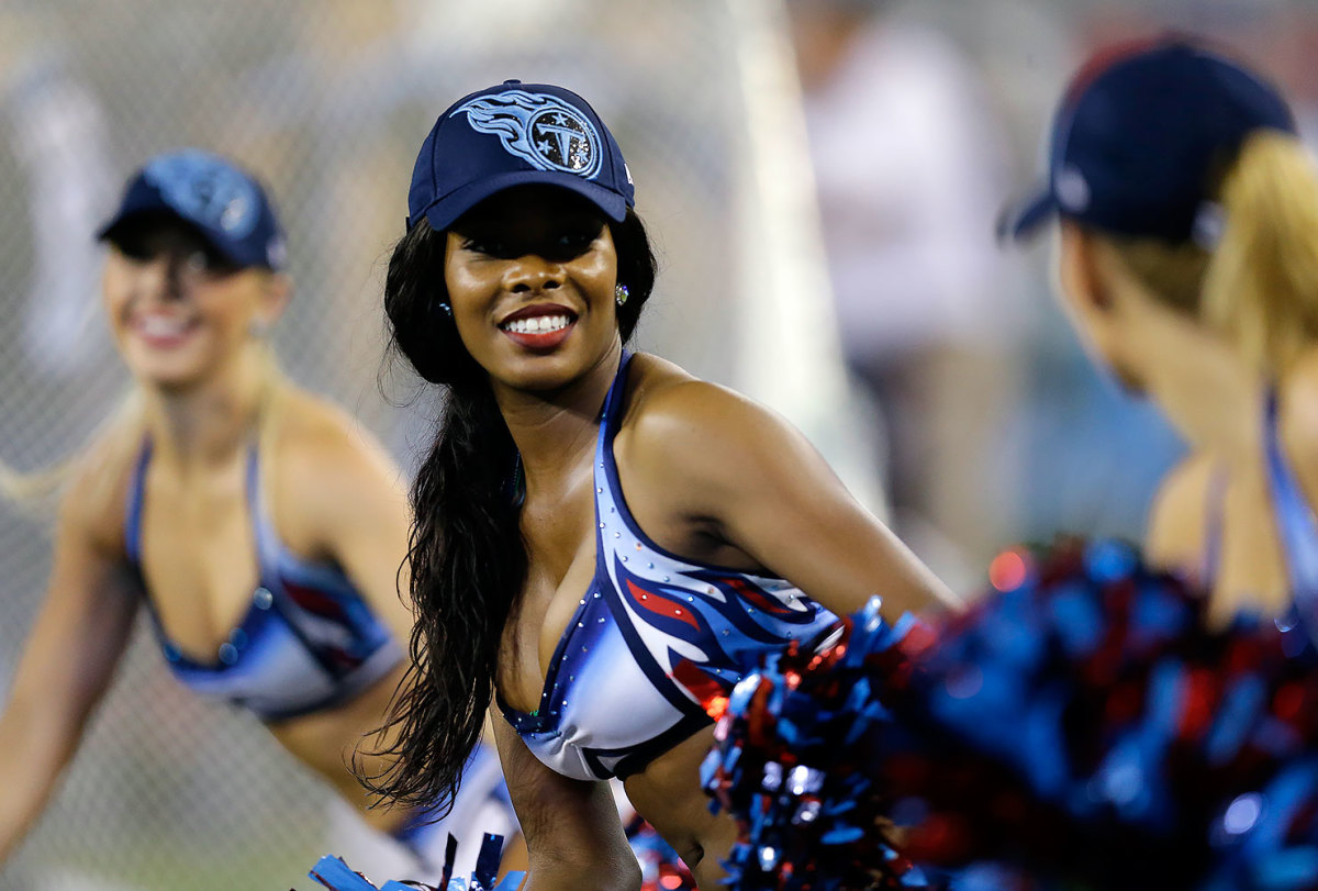 Tennessee-Titans-cheerleaders-AP_877908536472.jpg