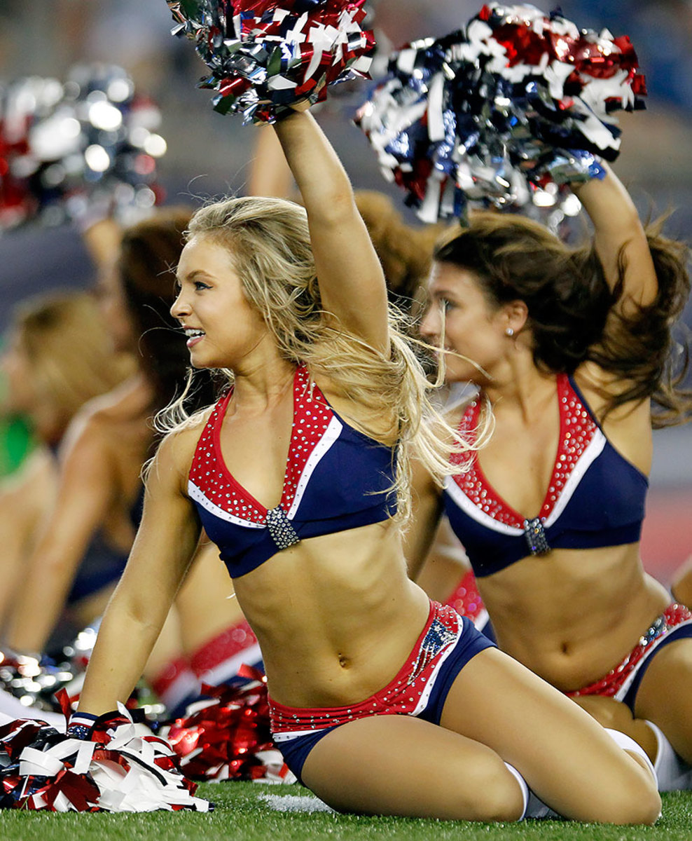New-England-Patriots-cheerleaders-AP_18259382003.jpg