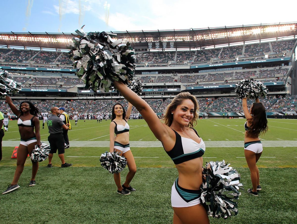Philadelphia-Eagles-cheerleaders-AP_650621089990.jpg