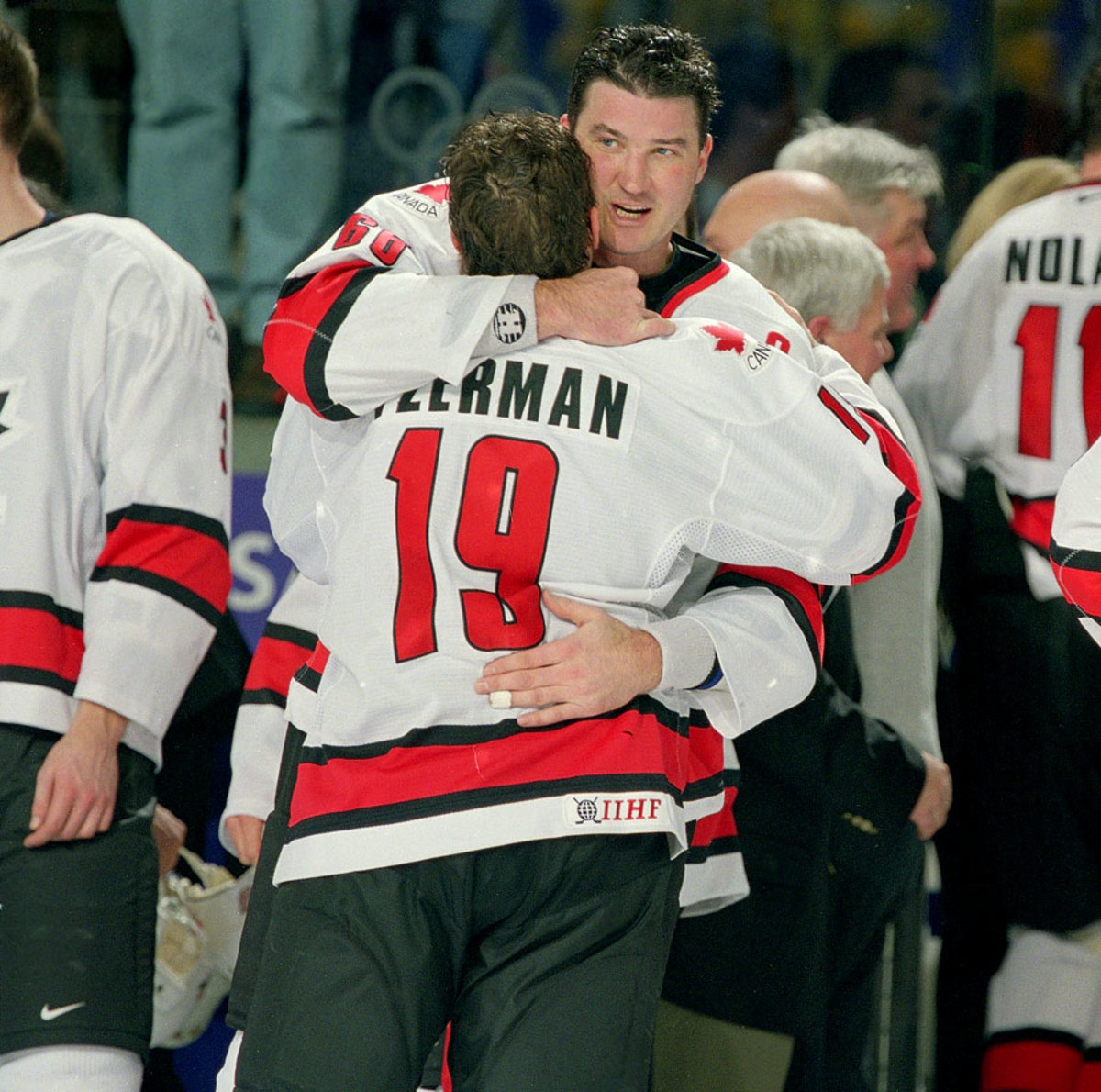 2002-mario-lemieux-steve-yzerman-001086597.jpg
