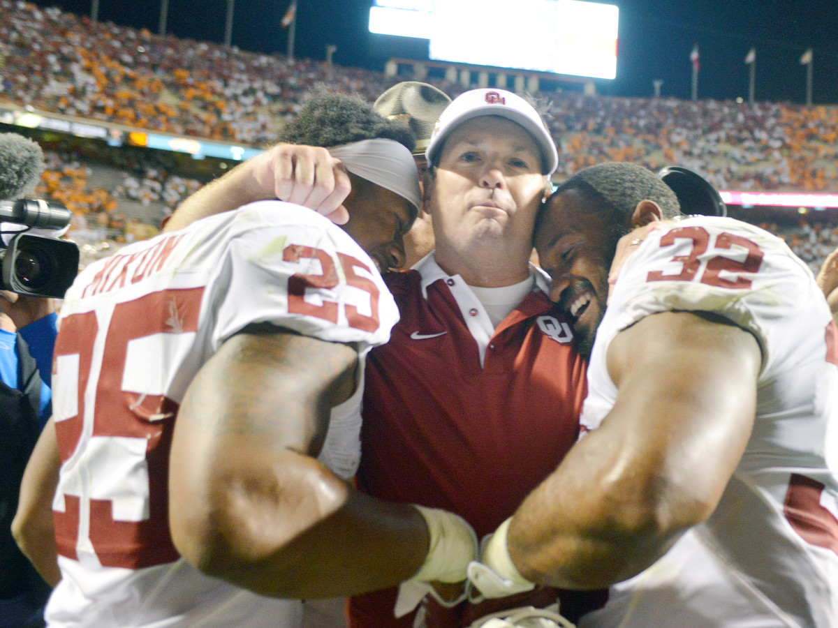 joe-mixon-bob-stoops-oklahoma-football-punch-video-2000