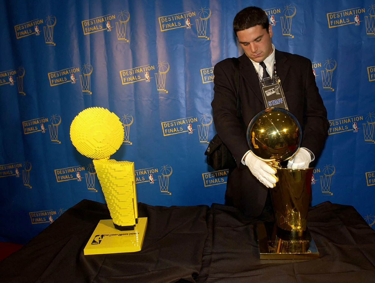 2004-0505-Larry-O-Brien-NBA-Championship-trophy-LEGO.jpg