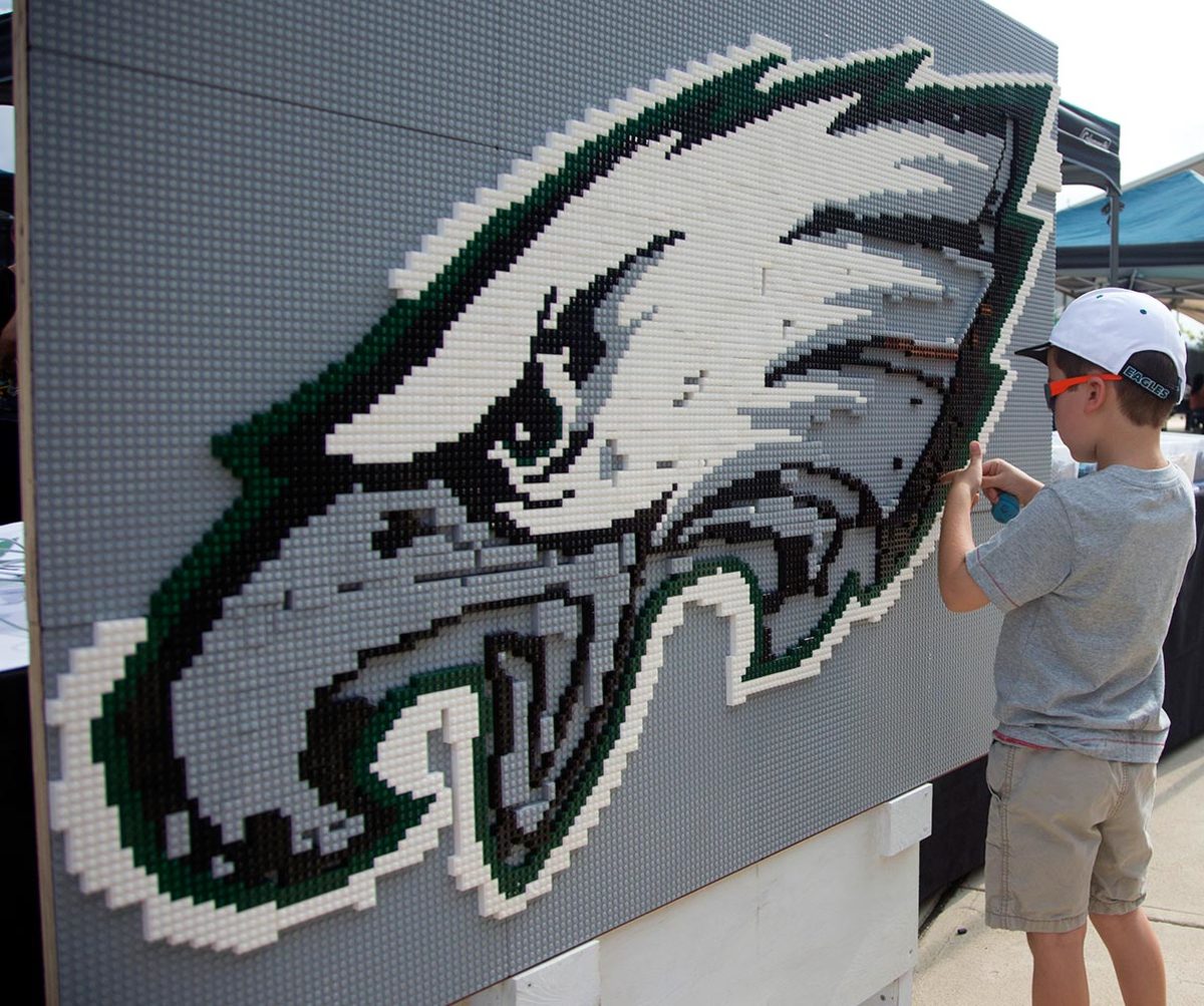 2016-0731-Philadelphia-Eagles-logo-LEGO.jpg