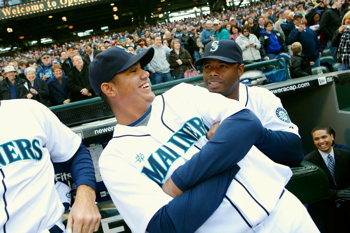 2009-0414-Felix-Hernandez-Ken-Griffey-Jr-076727145.jpg