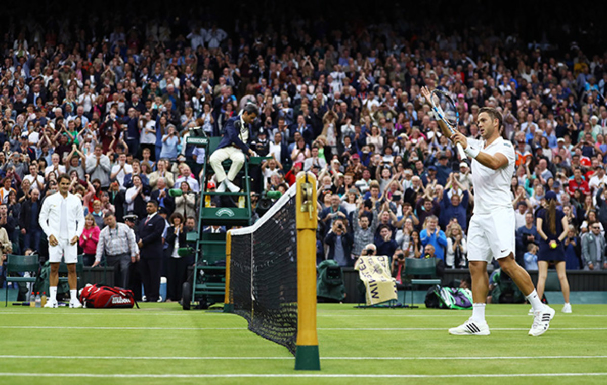 roger-federer-marcus-willis-wimbledon-ovation.jpg