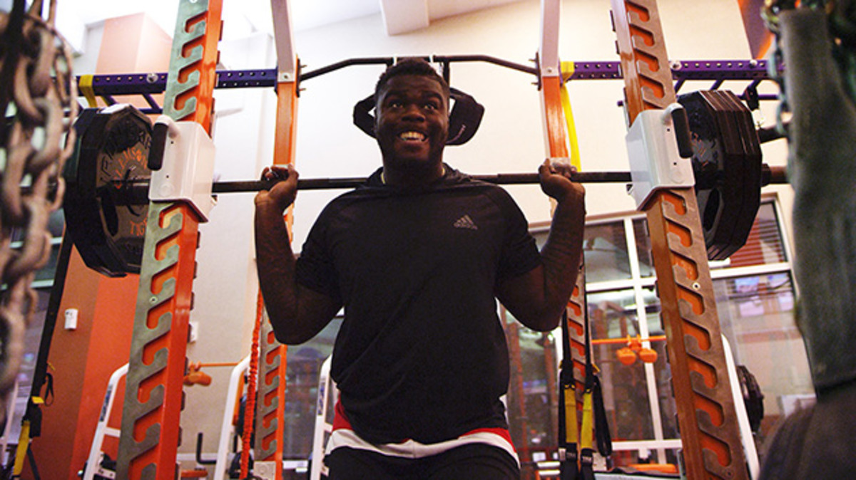 shaq-lawson-squat-action_0.jpg