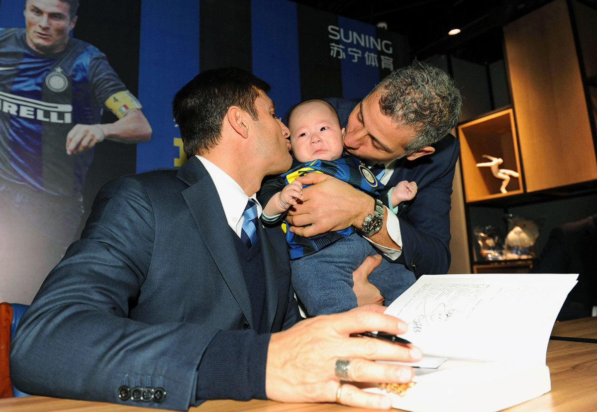 2016-1127-Javier-Zanetti-Francesco-Toldo-kiss-baby.jpg