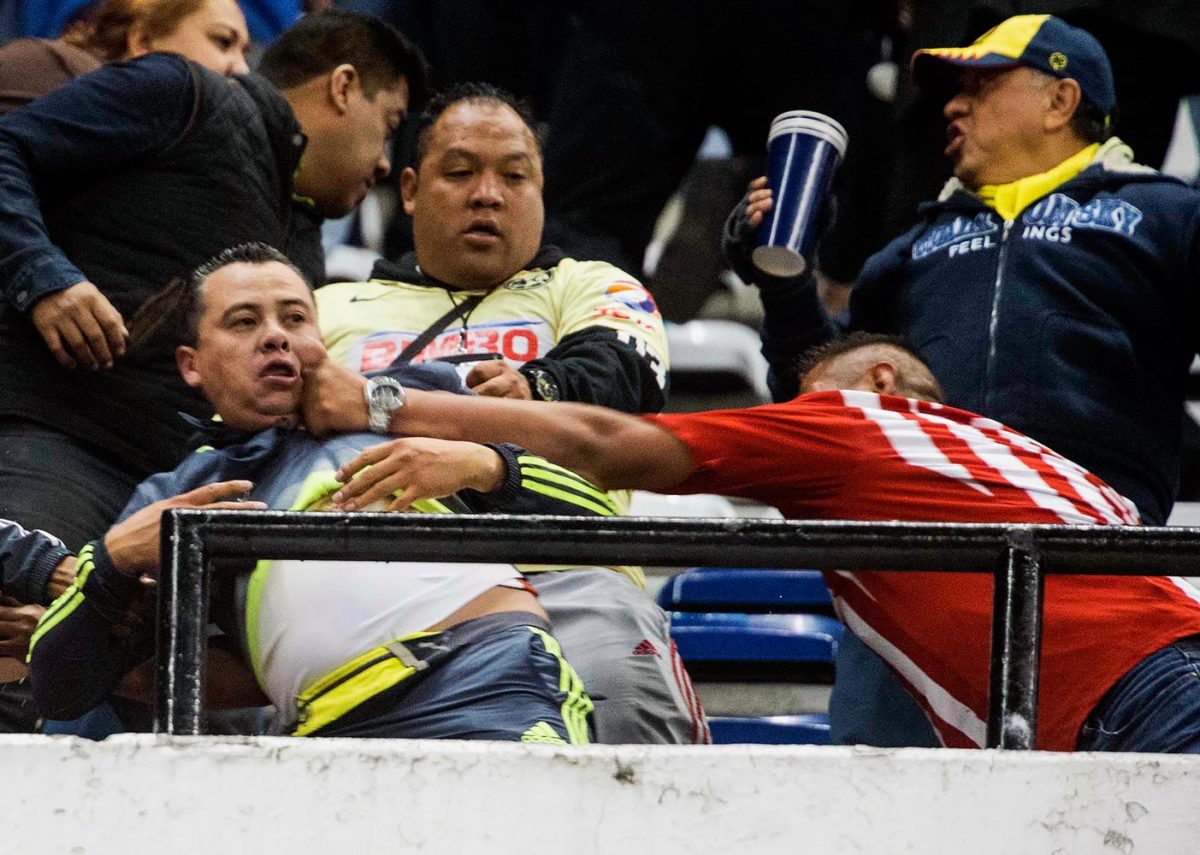 2016-1124-America-Chivas-fans-fight.jpg