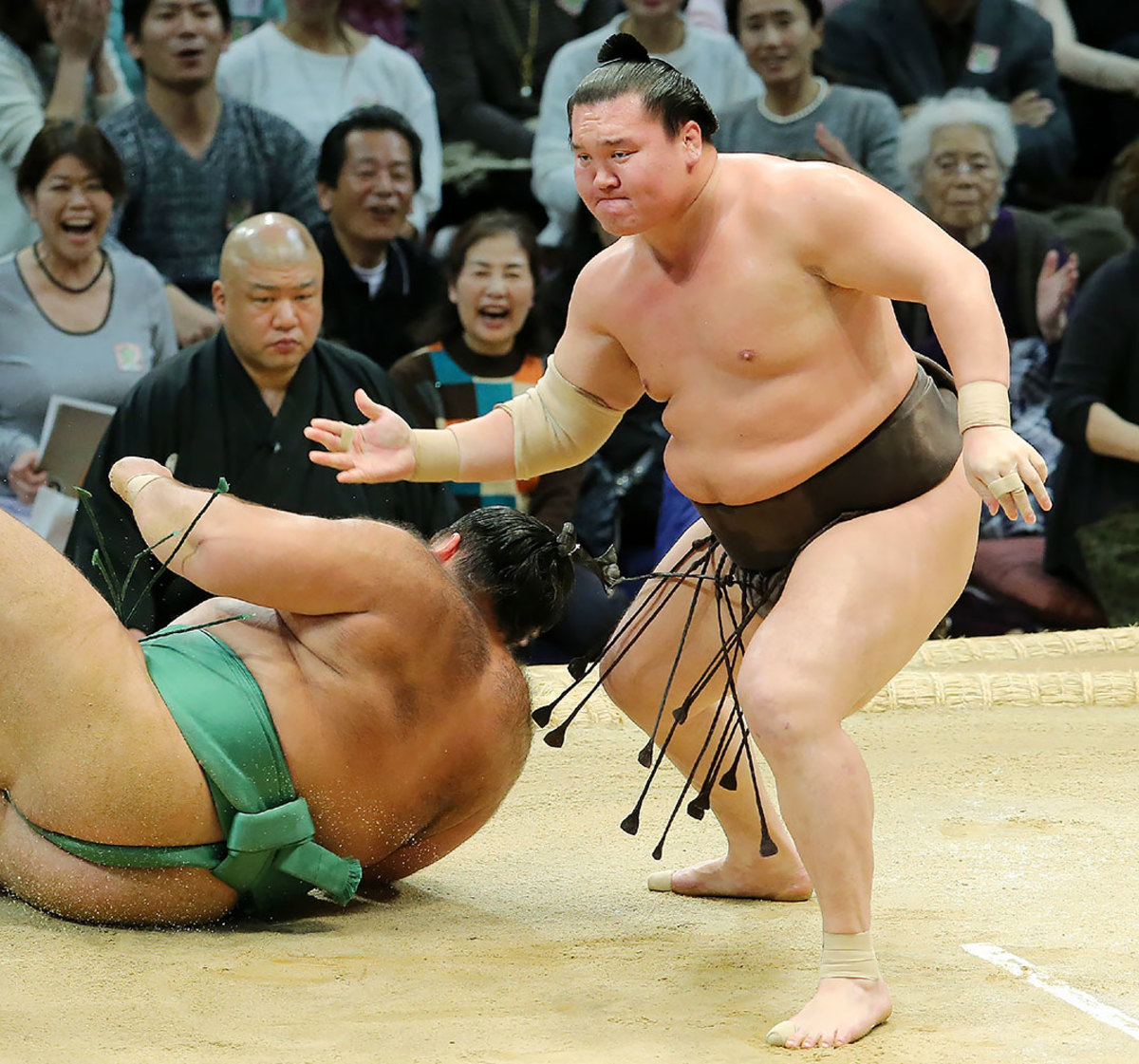 2016-1115-sumo-wrestling-Hakuho-Kaisei.jpg