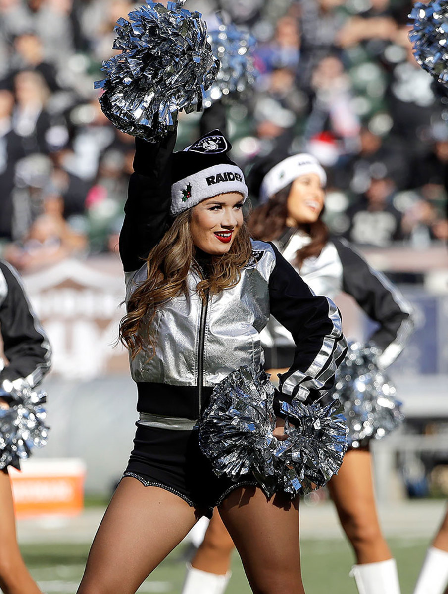 Oakland-Raiders-Raiderettes-cheerleaders-AP_16359778463777.jpg