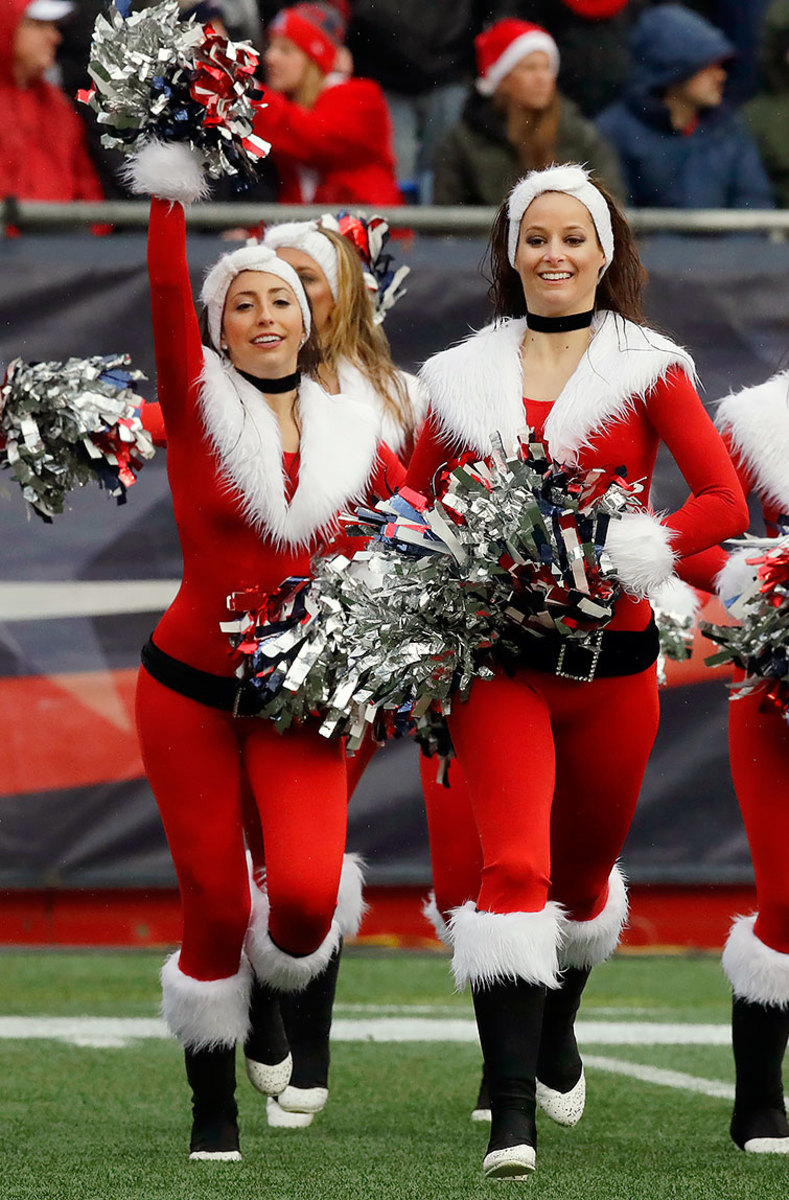 New-England-Patriots-cheerleaders-AP_16359715709651.jpg