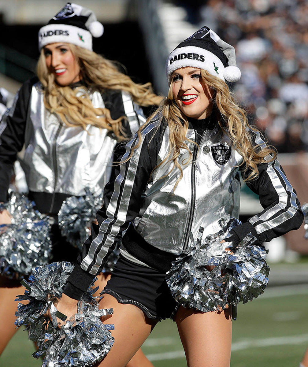 Oakland-Raiders-Raiderettes-cheerleaders-AP_16359843402421.jpg