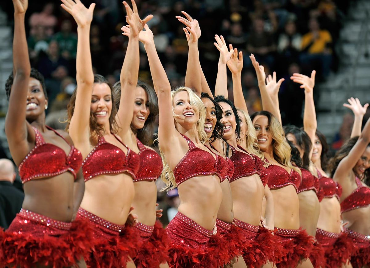 Cleveland-Cavalier-Girls-508617342.jpg
