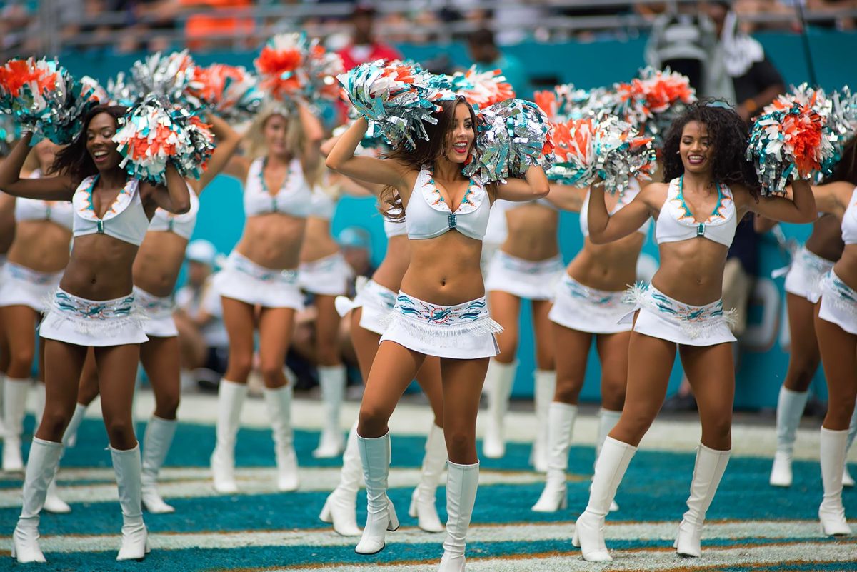 Miami-Dolphins-cheerleaders-DGD1609258021_Browns_at_Dolphins.jpg