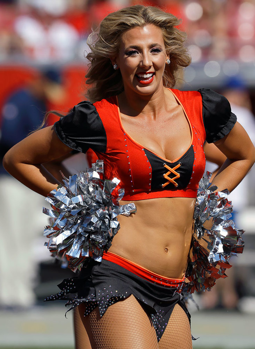 Tampa-Bay-Buccaneers-cheerleaders-AP_736154122884.jpg