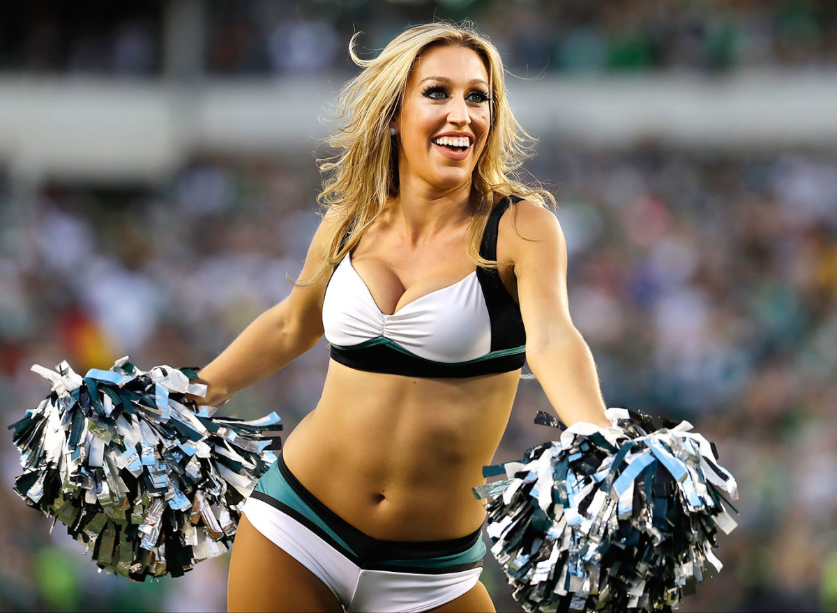 Philadelphia-Eagles-cheerleaders-AP_237856179240.jpg