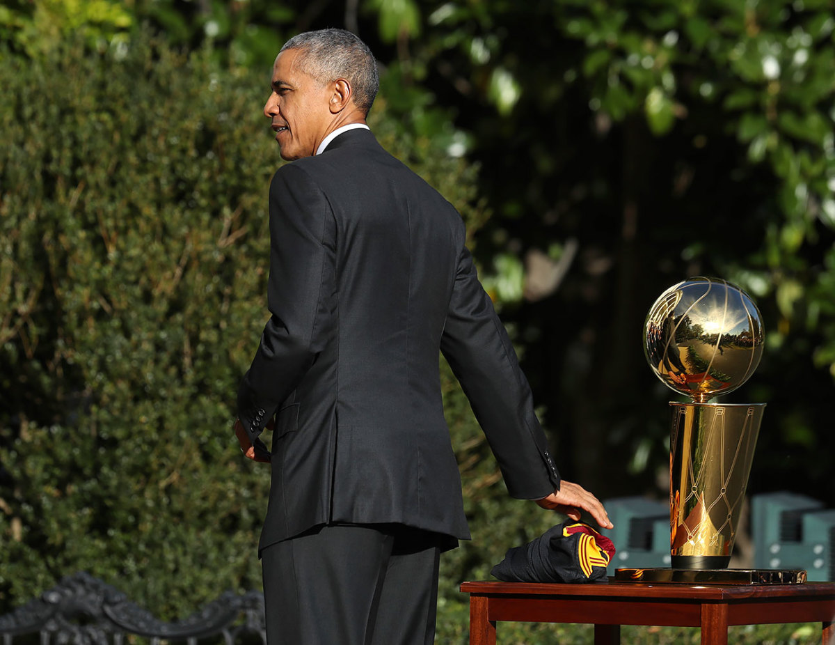 2016-1110-Cleveland-Cavaliers-White-House-President-Barack-Obama-NBA-trophy.jpg