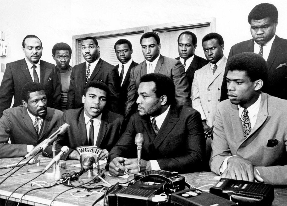 In 1967, Bill Russell, Jim Brown, Kareem Abdul-Jabbar (then Lew Alcindor) and other prominent black athletes gathered to support for Ali’s refusal to fight in Vietnam. 