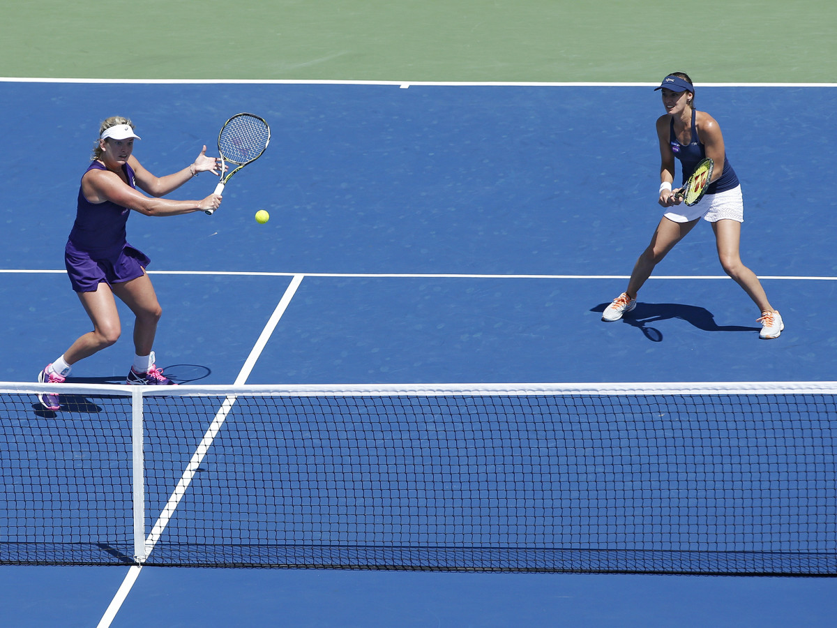 vandeweghe-hingis-doubles-cincy.jpg