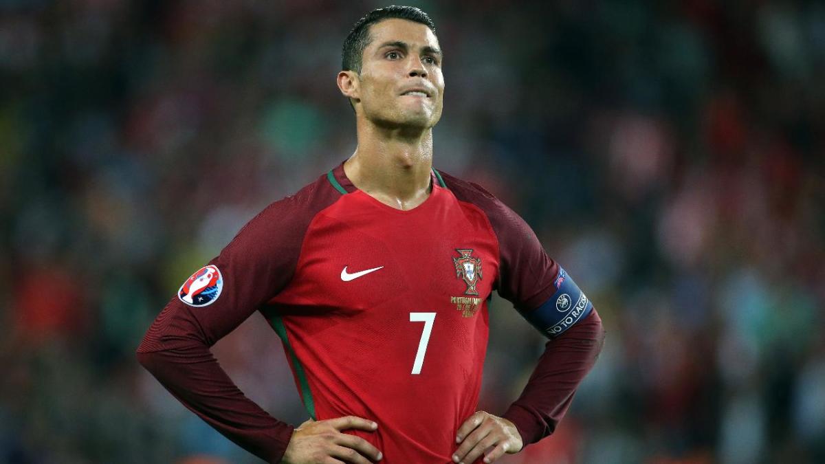Cristiano Ronaldo throws reporter's microphone in lake Sports Illustrated