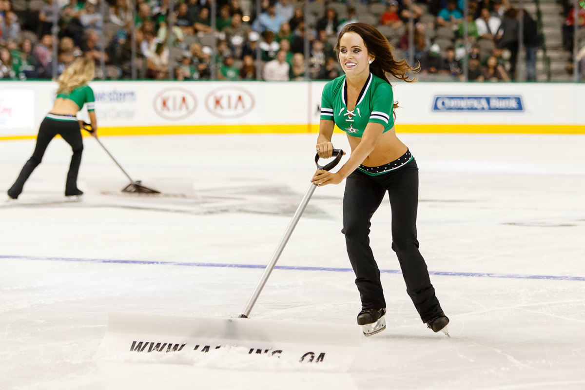 Dallas-Stars-Ice-Girls-CEY150929299_Blues_AT_Stars.jpg