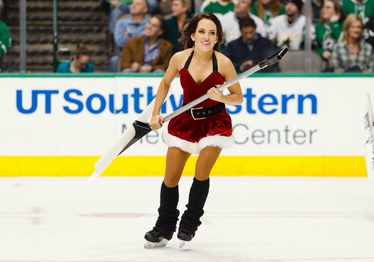 Dallas-Stars-Ice-Girls-CEY151217196_Flames_AT_Stars.jpg