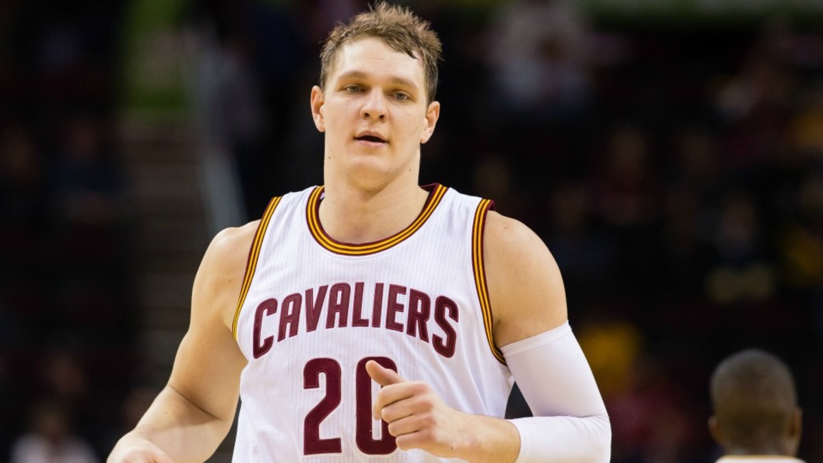 Cavaliers’ Timofey Mozgov rides a bear for Cavaliers hat giveaway