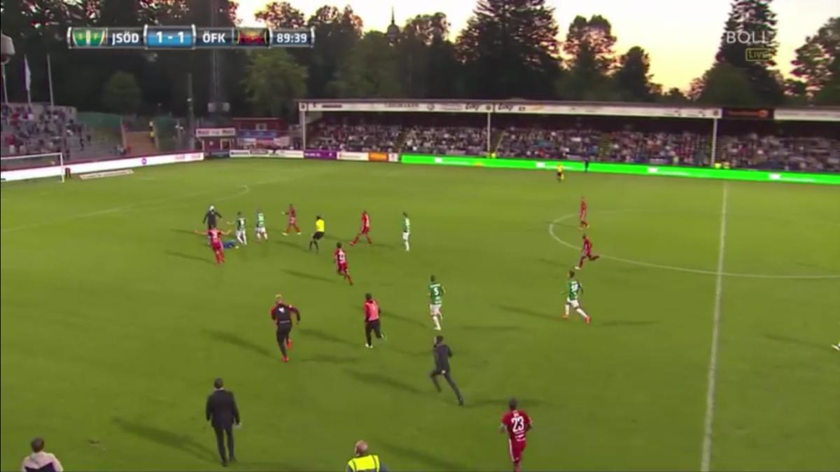 Fan attacks goalkeeper in Swedish top flight match (VIDEO) Sports