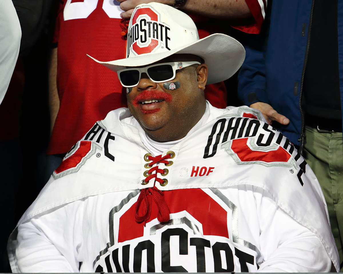 2016-1015-Ohio-State-Buckeyes-fans-CCD161015004_Ohio-State_at_Wisconsin.jpg