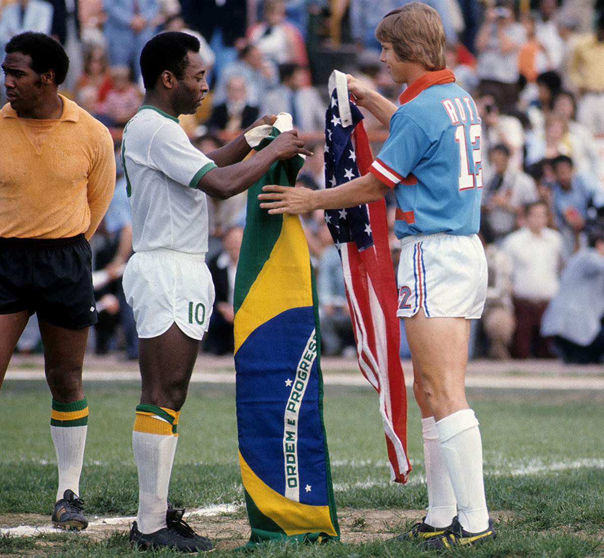 1975-Pele-Kyle-Rote-Jr-exchange-flags-080060904.jpg