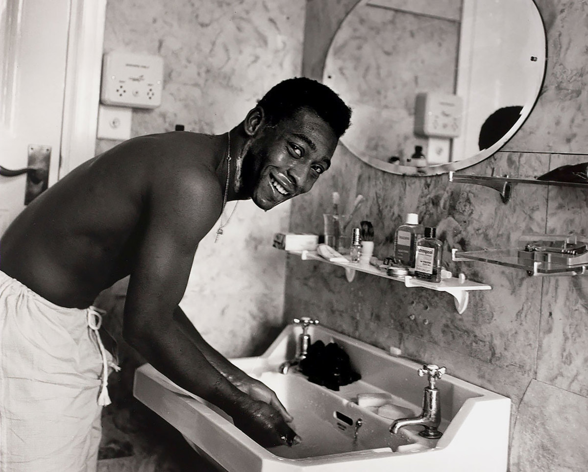 1963-Pele-washing.jpg