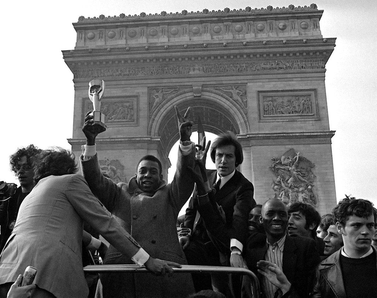 1971-Pele-Champs-Elysees-Jules-Rimet-World-Cup-trophy.jpg