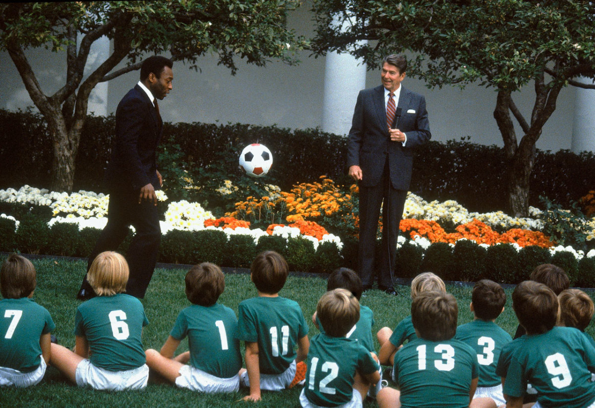 1982-Pele-Ronald-Reagan.jpg