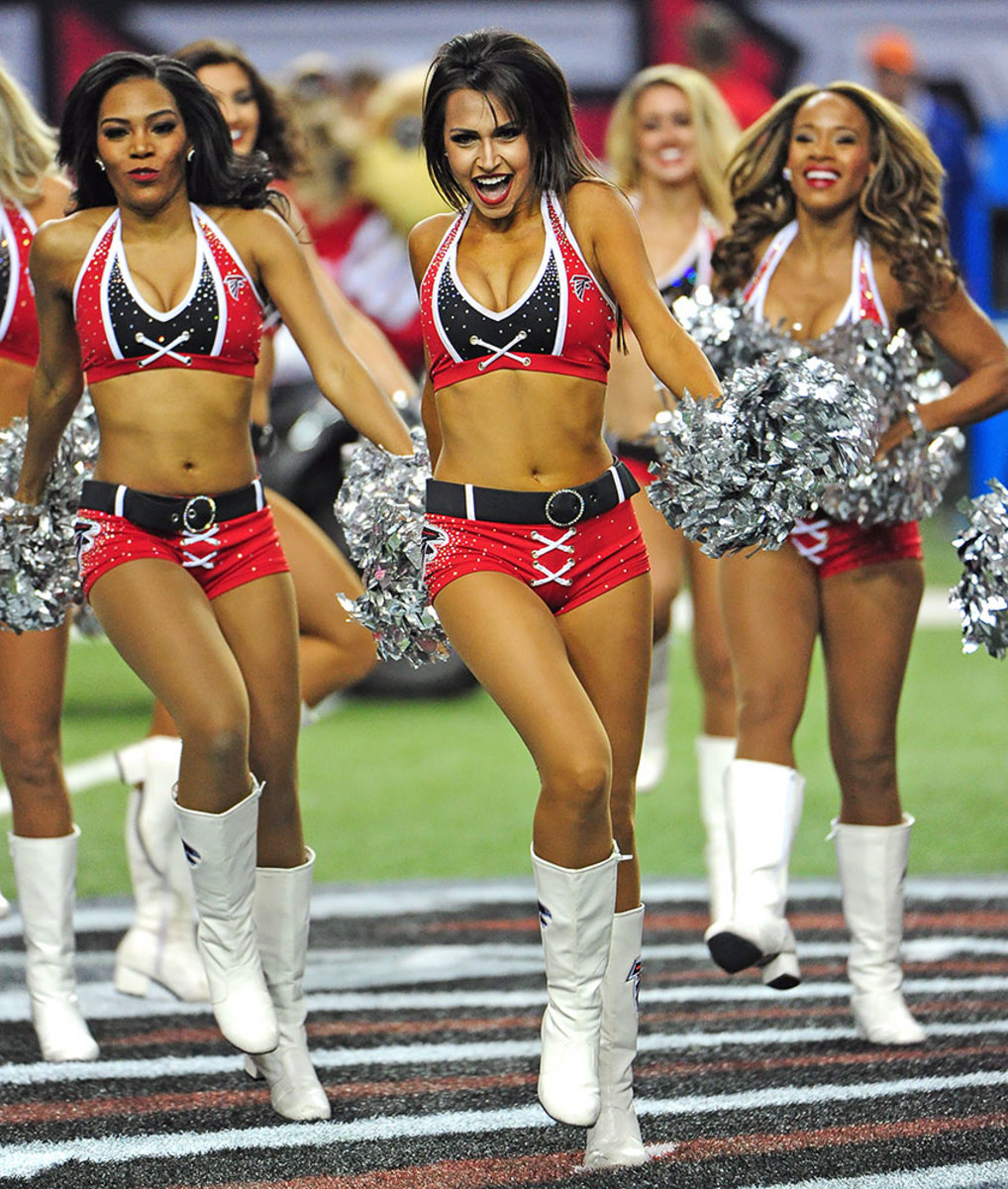 Atlanta-Falcons-cheerleaders-627697570.jpg