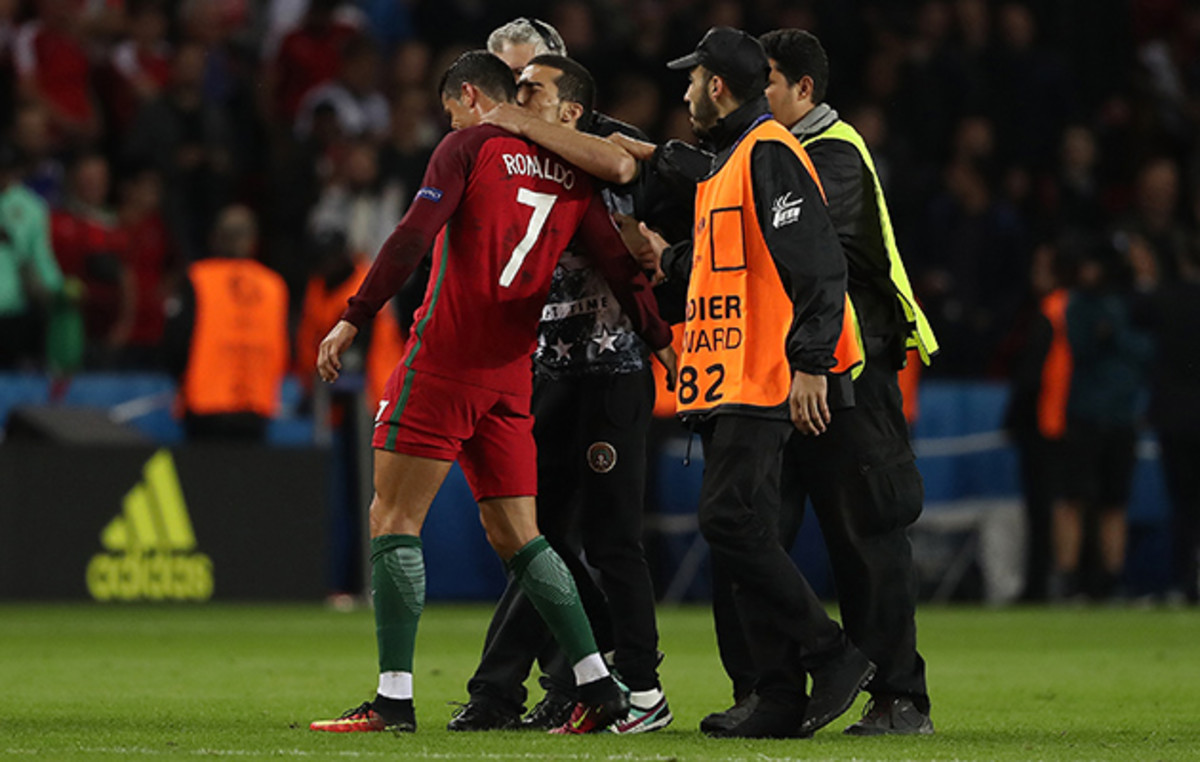cristiano-ronaldo-selfie-pitch-invader.jpg