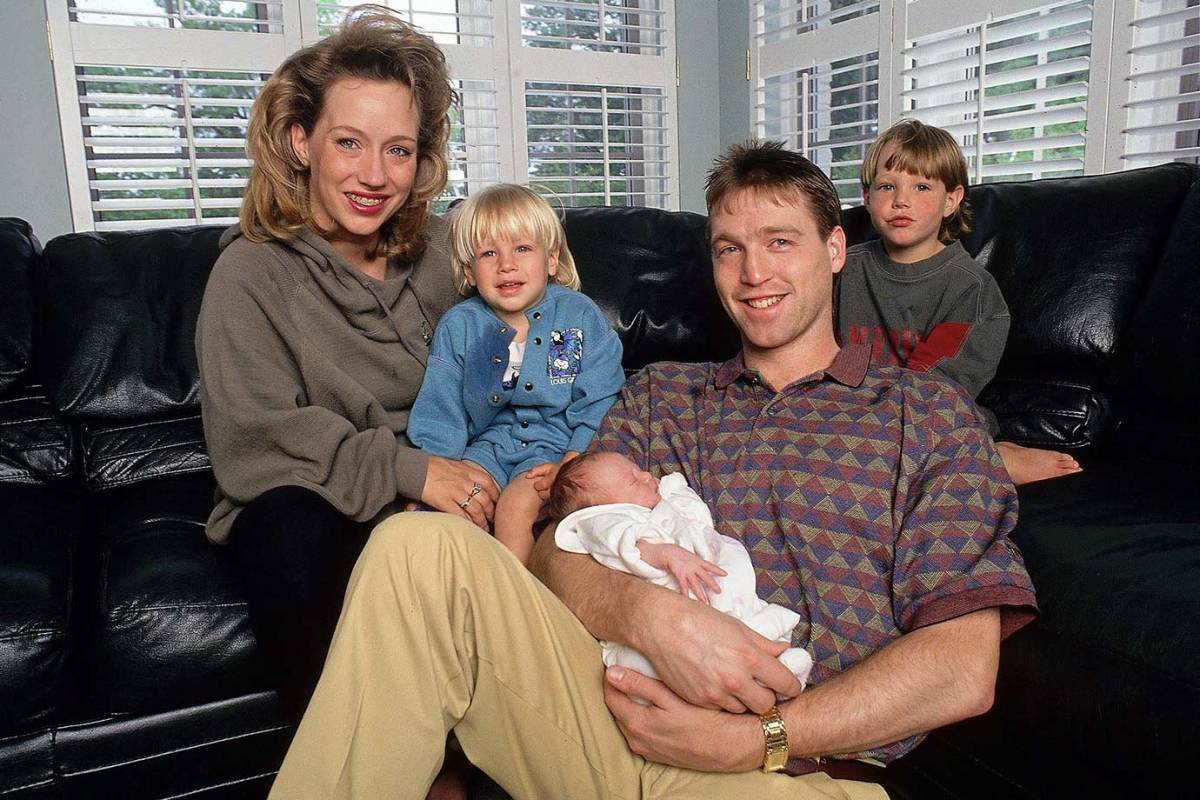 1993-0611-Patrick-Roy-family-wife-children-001350078.jpg