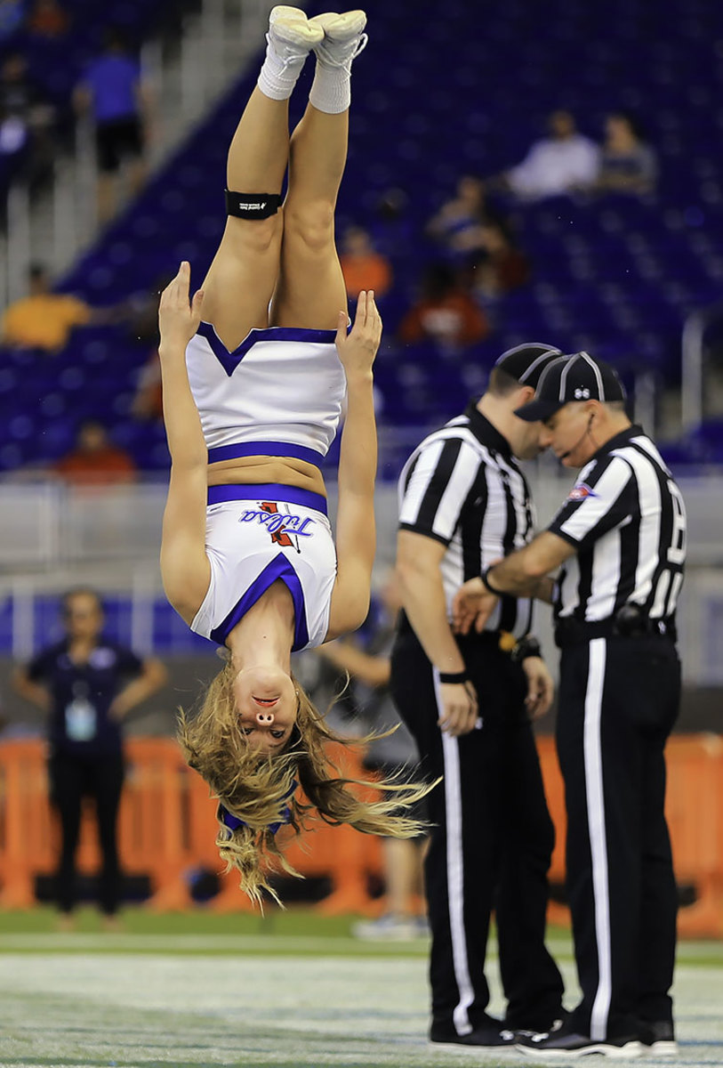 2016-1219-Tulsa-Golden-Hurricane-cheerleader.jpg