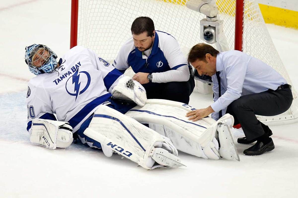 Ben-Bishop-injured.jpg