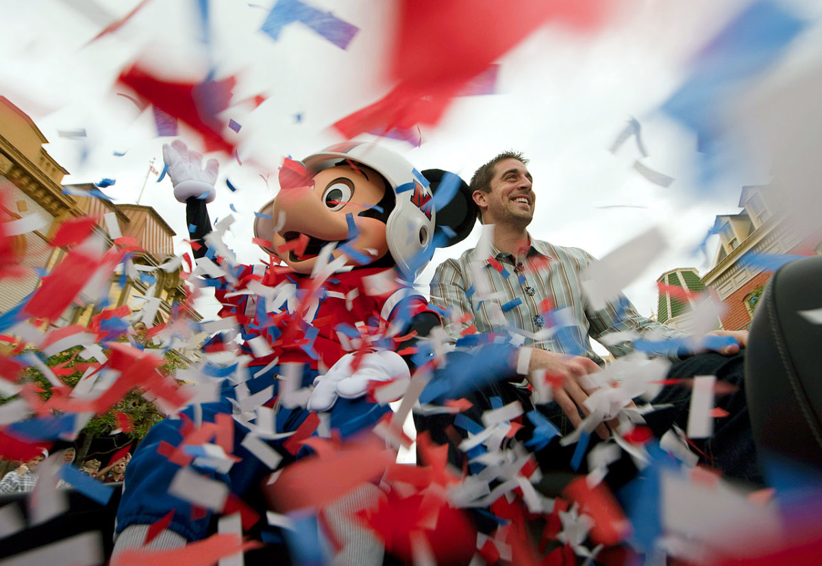 2011-aaron-rodgers-mickey-mouse-108886176.jpg