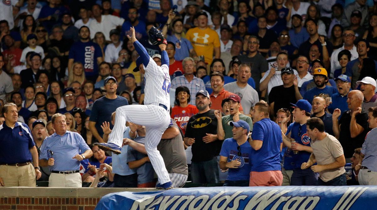 Anthony Rizzo catch: Cubs 1B stands on wall (Video) - Sports Illustrated