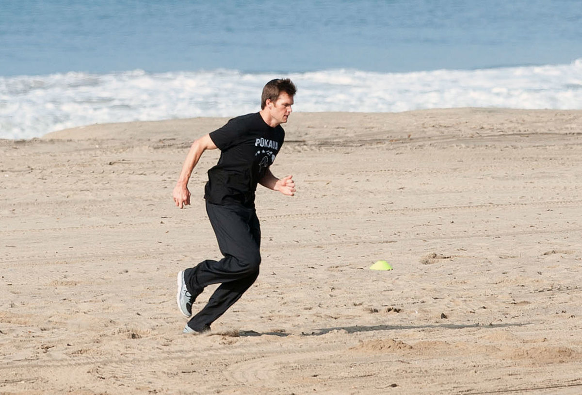 2014-Tom-Brady-beach.jpg