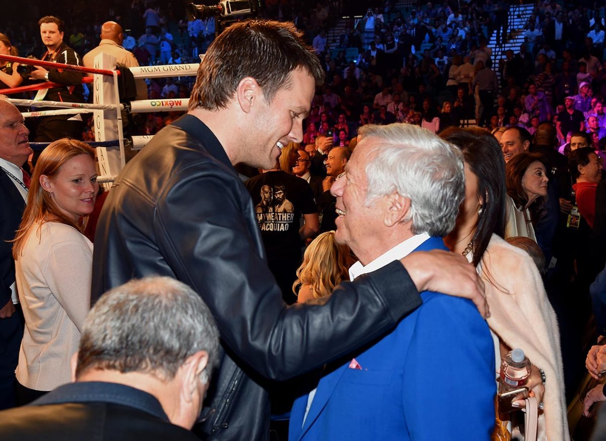 2015-Tom-Brady-Robert-Kraft-Mayweather-Pacquiao-fight.jpg