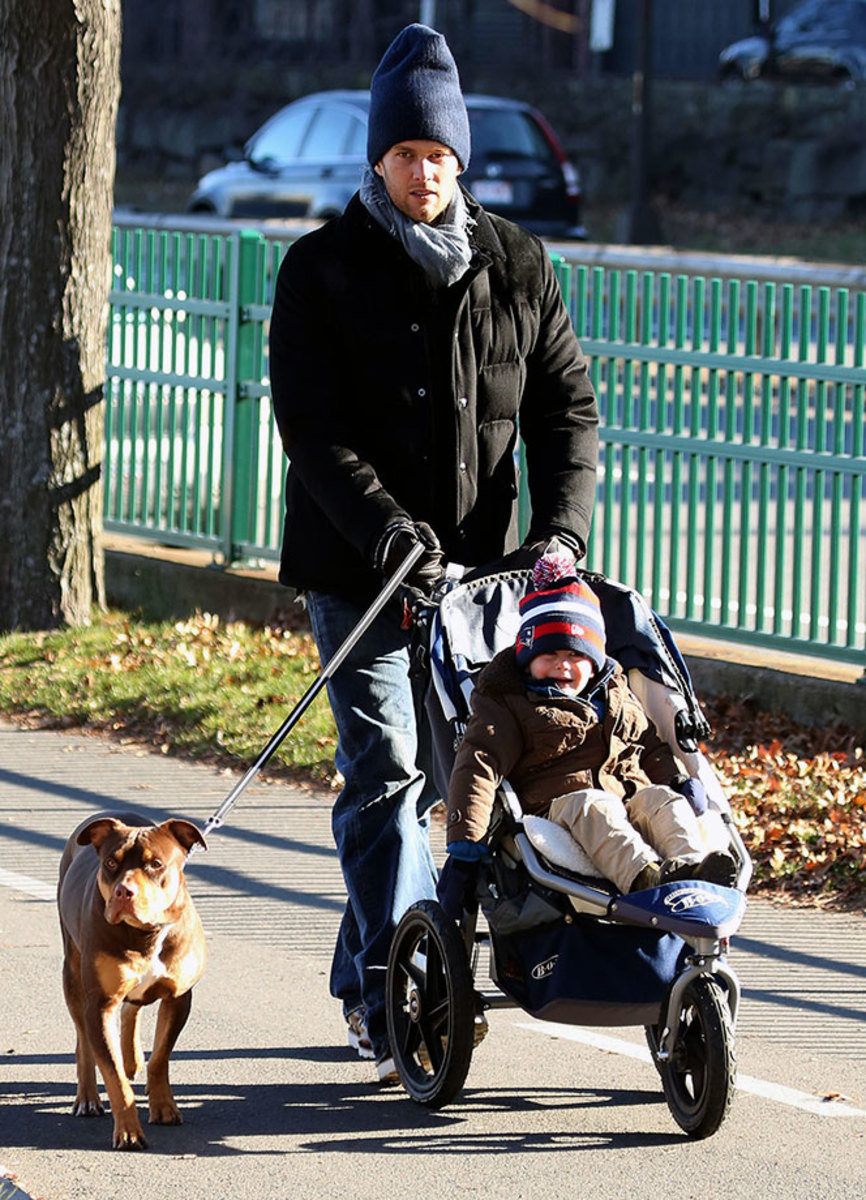 2012-Tom-Brady-son-Benjamin-dog-Lua.jpg