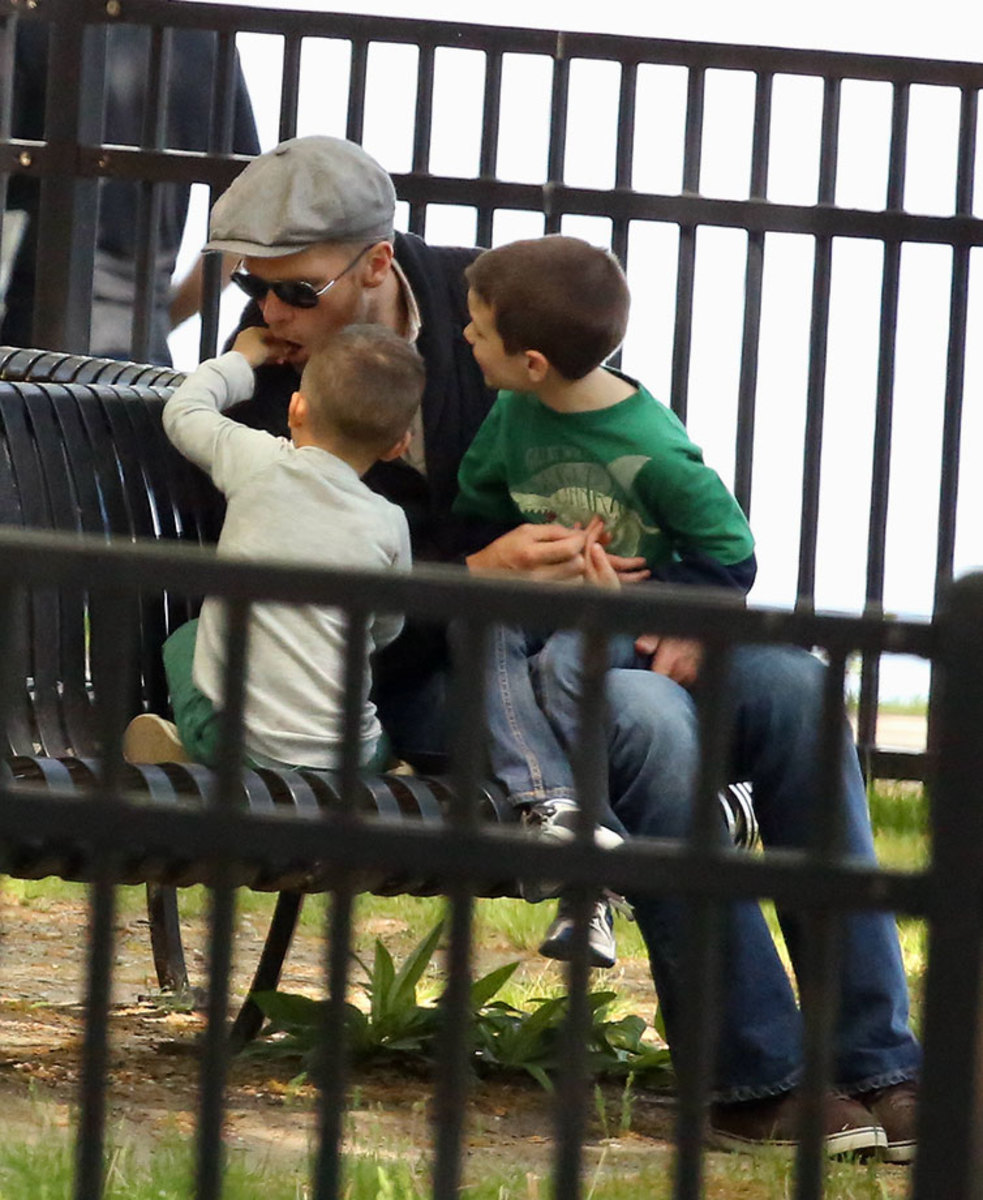 2013-Tom-Brady-sons-John-Benjamin-eating.jpg