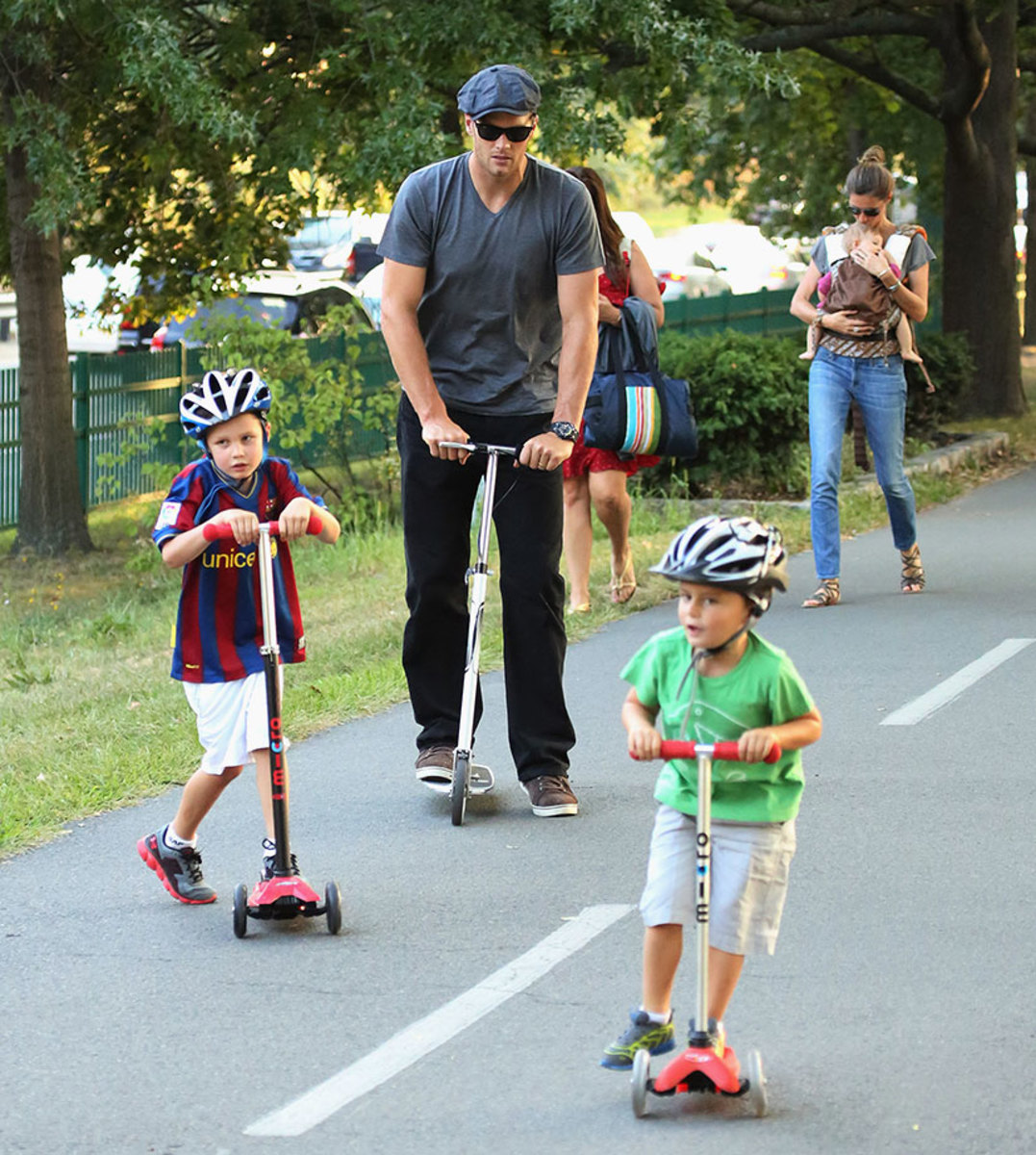 2013-Tom-Brady-Gisele-Bundchen-sons-John-Benjamin-daughter-Vivian.jpg