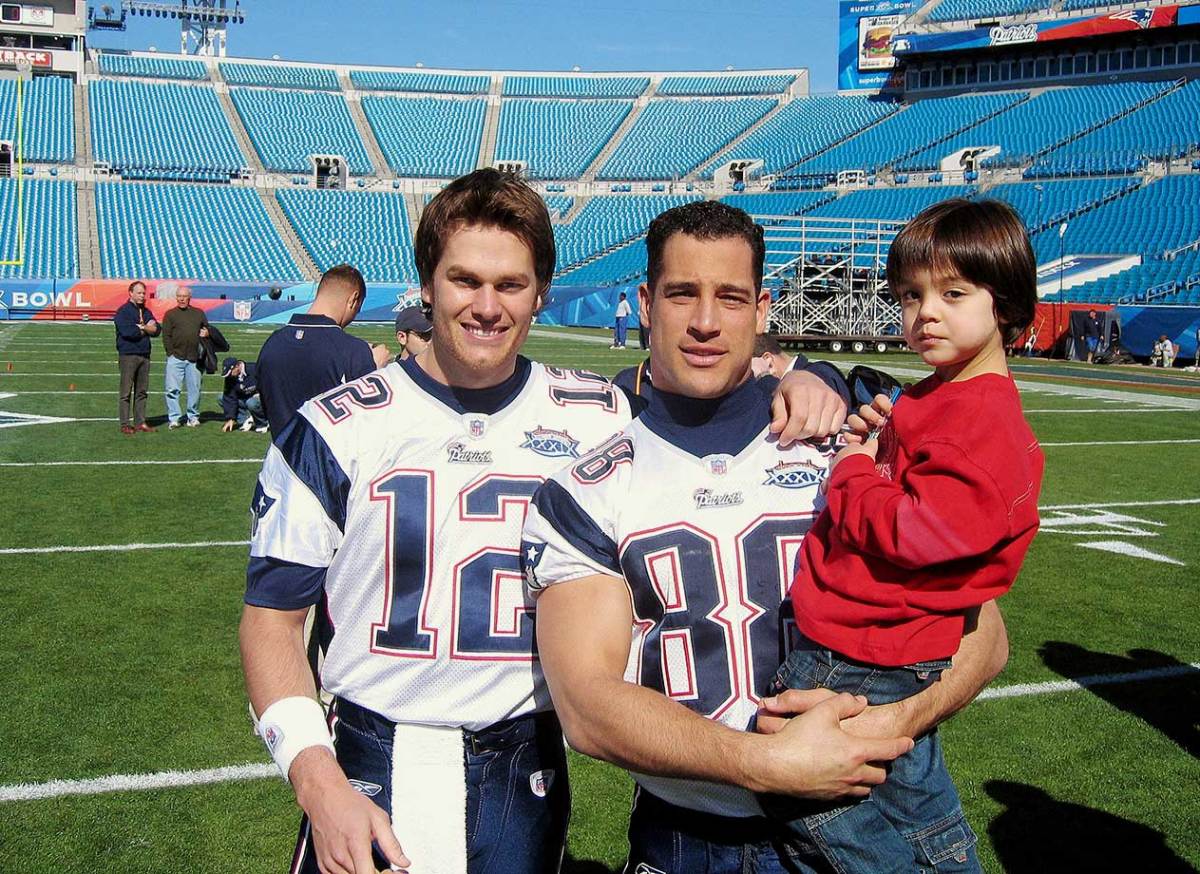 2005-Tom-Brady-Christian-Fauria-son-017028156Final.jpg